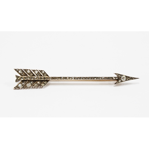 63 - Late 19th / early 20th century diamond arrow brooch, set in unmarked gold and white metal, with rose... 