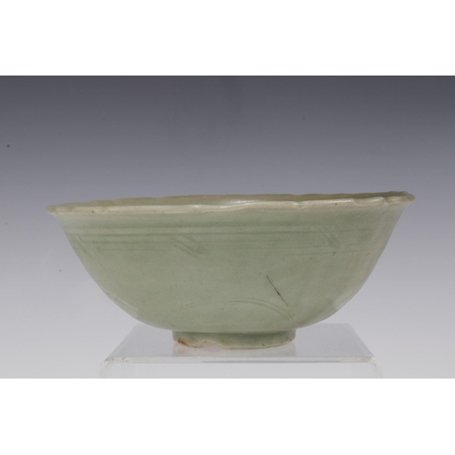 106 - Longquan celadon bowl, Yuan Dynasty, 17cm.