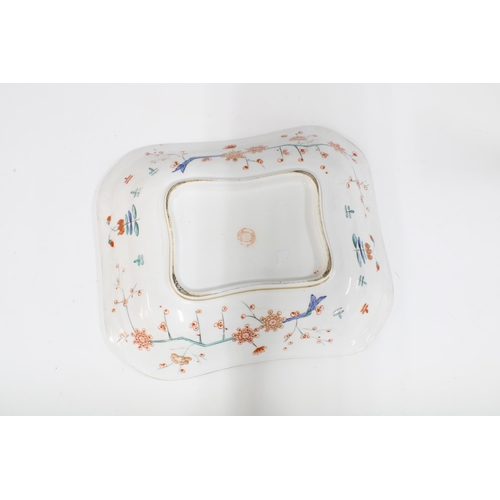 137 - 18th century Bloor Derby kakiemon pattern serving dish, 26 x 22cm.