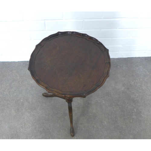 255 - Mahogany pie crust wine table, 32 x 50cm.