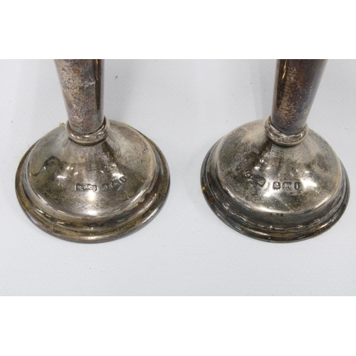 33 - A pair of Edwardian silver bud vases, Birmingham 1908, 14cm (2)