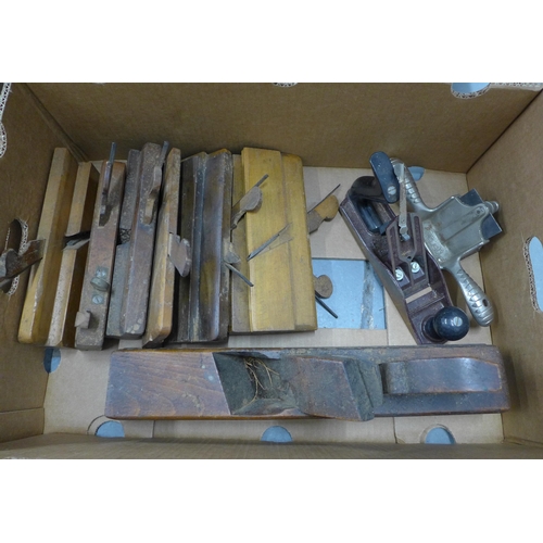 415 - Box containing wooden plane, a metal plane, and a spokeshave, a lot