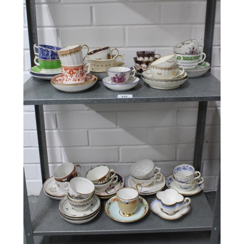 429 - Two shelves of English cabinet cups and saucers, 18th and 19th century (a lot)