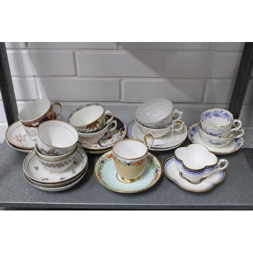 429 - Two shelves of English cabinet cups and saucers, 18th and 19th century (a lot)