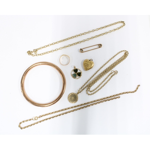 66 - 9ct gold jewellery to include three chain necklaces, (one a/f), a circular pendant, pin brooch, wedd... 