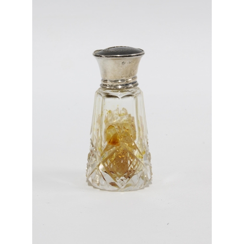 9 - George V glass scent bottle with internal glass stopper and a silver nd tortoiseshell lid, Birmingha... 