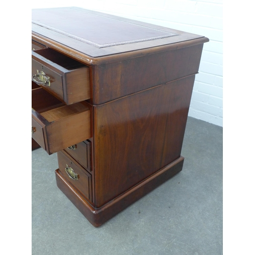 285 - Mahogany pedestal desk, rectangular top with red skiver, over an arrangement of nine drawers with br... 