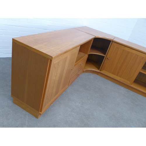 289 - Teak corner unit, 180 x 71 x 180cm.