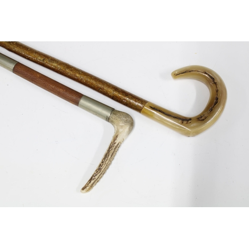 407 - Horn-handled walking stick an a riding crop 114cm (2)