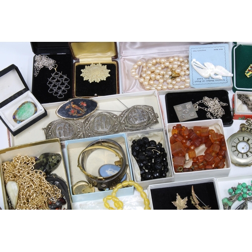 60 - Quantity of vintage and later costume jewellery (a lot)