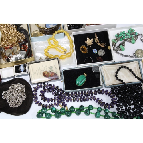 60 - Quantity of vintage and later costume jewellery (a lot)