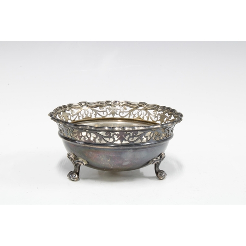 79 - An Edwardian silver sugar bowl with pierced rim, London 1908 and a cased set of six Birmingham silve... 