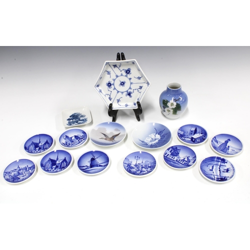 313 - Royal Copenhagen porcelain vase and a collection of blue and white pin dishes, etc (a lot)