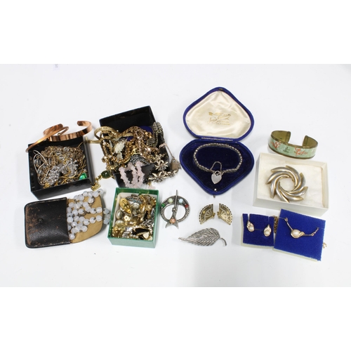 79 - Collection of vintage and later costume jewellery (a lot)