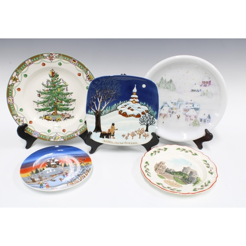 115 - Five various Christmas plates to include Wedgwood, Spode and Beswick, etc (5) 27cm.