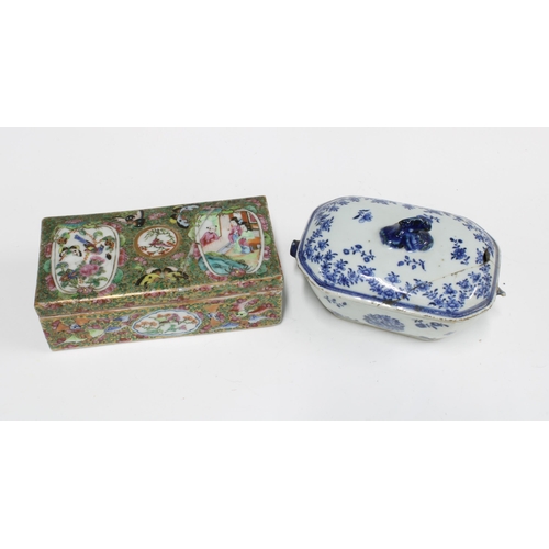 365 - Chinese famille rose rectangular box and cover, 19 x 6cm, together with a Chinese blue and white tur... 