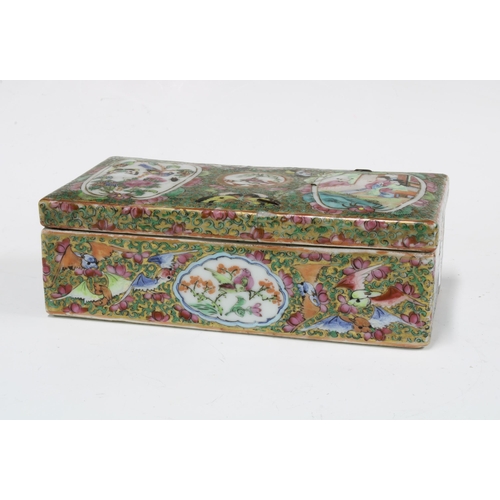 365 - Chinese famille rose rectangular box and cover, 19 x 6cm, together with a Chinese blue and white tur... 