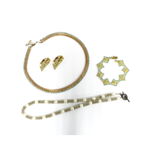 40 - Gilt metal costume jewellery together with a faux pearl necklace (a lot)