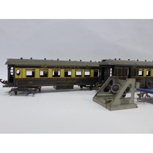 411 - A collection of vintage Hornby carriages and accessories to include Pullman Verona, etc (8)