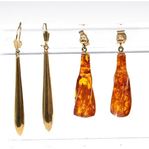 31 - A pair of 9ct gold drop earrings and a pair of amber and gold mounted drop earrings (2)