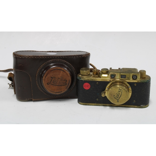 383 - Replica Leica Bildberichter No. 15617camera with leather carry case