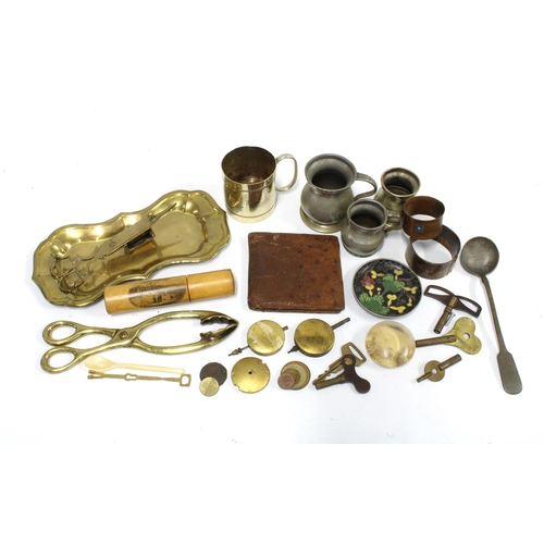 401 - A collection of brass and pewter keys and measures, etc (a lot)