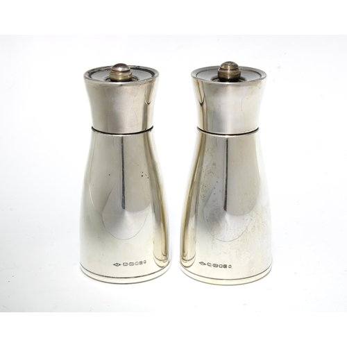 70 - Pair of Cole and Mason silver salt and pepper grinders, London 2002, 12cm (2)