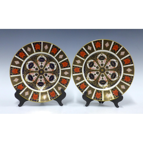 127 - A pair of Royal Crown Derby Imari pattern 1128 cabinet plates (2) 26cm