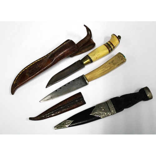 423 - Skean Dhu and two short hunting knives (3)