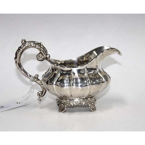 43 - William IV silver cream jug, London 1832 17 x 11cm