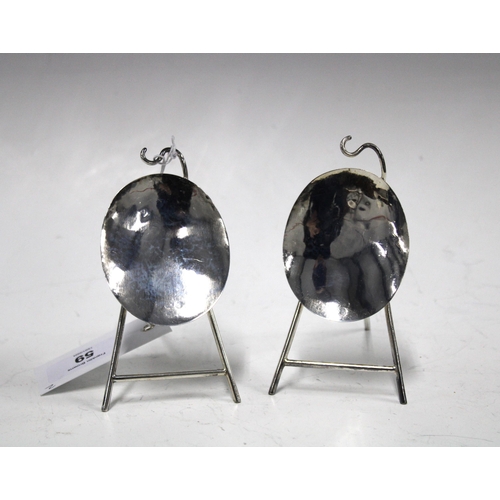 59 - A pair of Edwardian silver easel stands for portrait miniatures, Wilson & Sharp, Edinburgh 1907 11cm... 