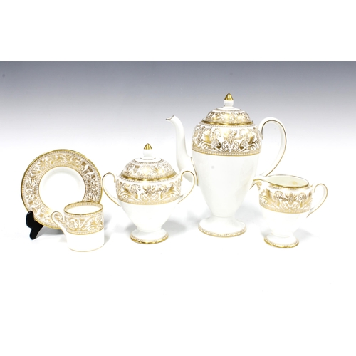 80 - Wedgwood Gold Florentine pattern W421 dinner service and matching coffee set (54)