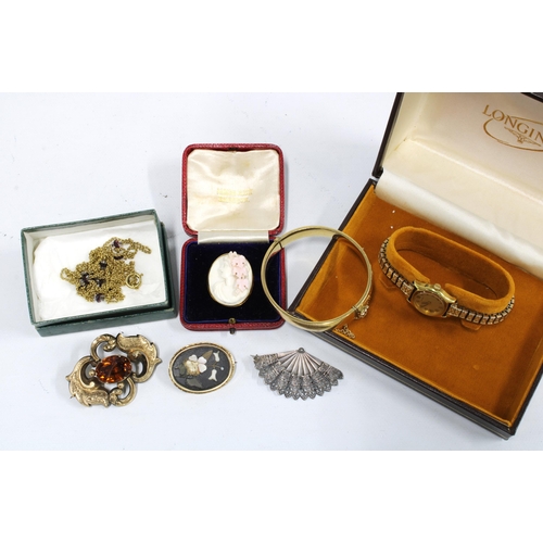 2 - A collection of brooches to include a cameo brooch, mourning brooch with hair locket verso, and two ... 