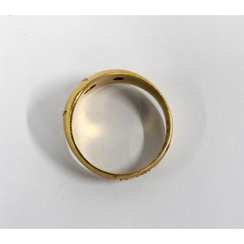 32 - An Edwardian 18ct gold three stone diamond Gypsy ring,  Chester 1907, size O