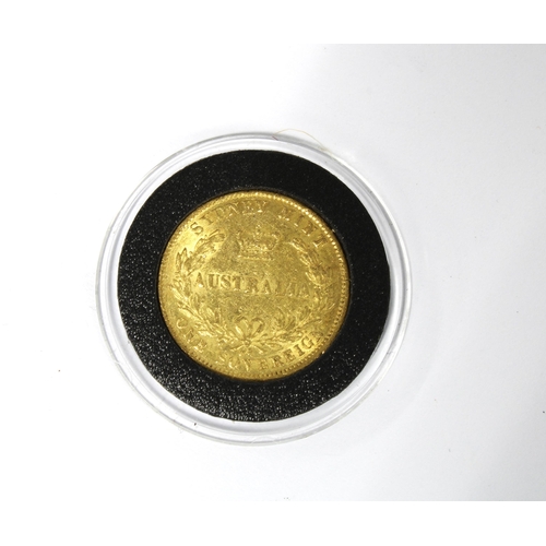 35 - Australia, Queen Victoria 1866 Sydney Mint sovereign, plastic case