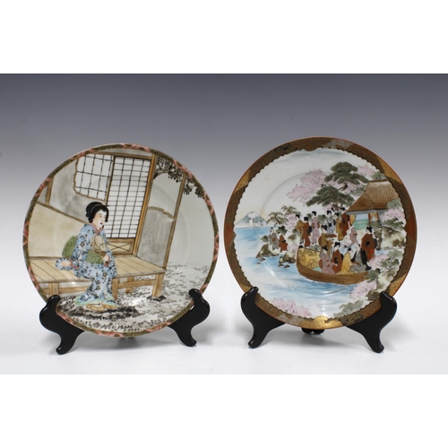 111 - A pair of Japanese porcelain plates, 22cm (2)