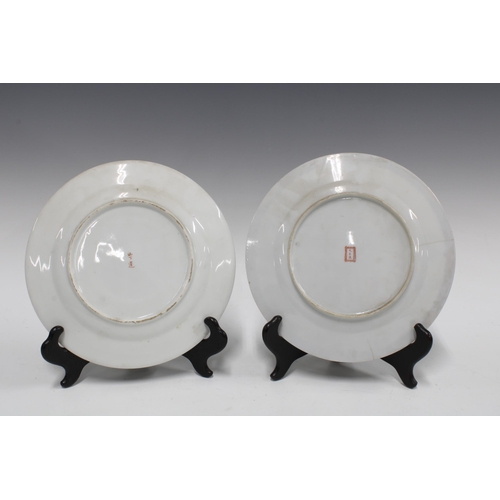 111 - A pair of Japanese porcelain plates, 22cm (2)