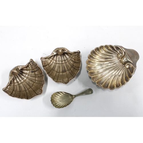 25 - Victorian silver shell shaped dish, London 1892, 12 x 10cm, together with a pair of smaller silver s... 