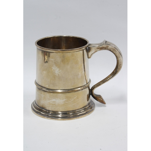 29 - Silver tankard of traditional form, Sheffield 1990, 11.5cm