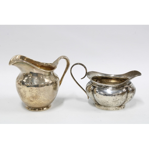 33 - George V silver sauce boat, London 1925 and a Birmingham silver sauce boat (2)