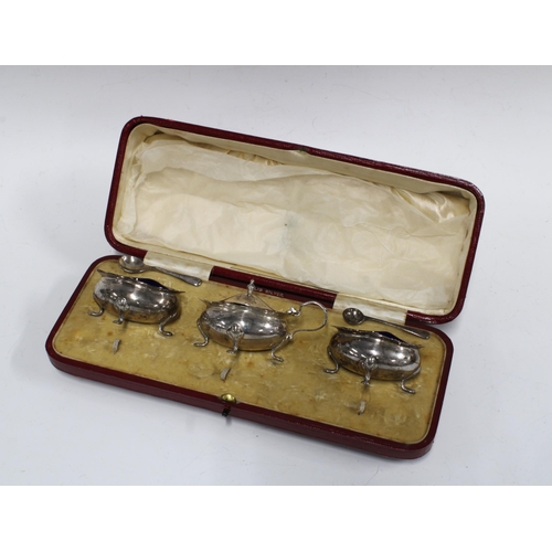 63 - George V silver condiment set, Chester 1913, in fitted case