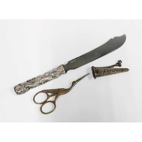 65G - Chinese Export silver fish knife by Wang Hing with dragon handle and shaped blade, stamped WH 90, 23... 