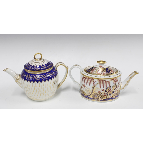 100 - Two early 19th century teapots to include Bloor Derby and another with Imari pattern, (2) (a/f) 25 x... 