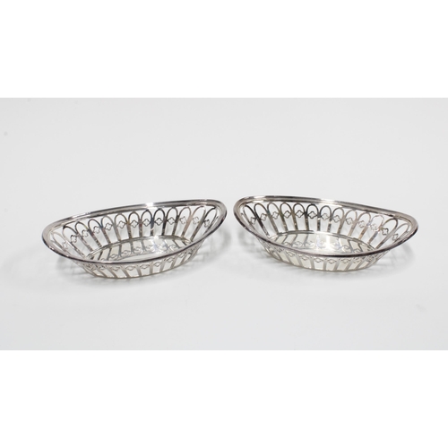 40 - A pair of Edwardian silver pierced baskets, Sheffield 1903, 16cm long (2)