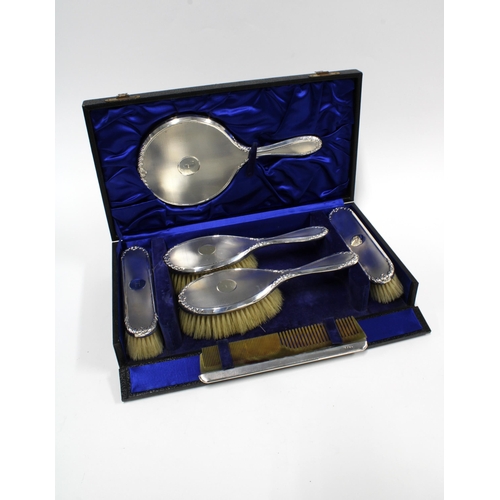 99G - George V silver backed six piece dressing table brush set, London 1924, in fitted case