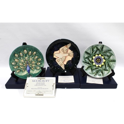 419 - Moorcroft Pottery boxed year plates to include 1992, 1993 & 1994 (1994 with William John Moorcroft c... 