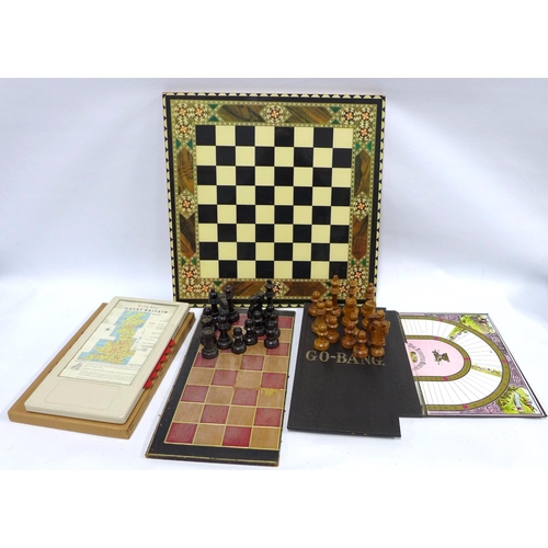 442 - Chess set and board and various boards for vintage games (a lot)