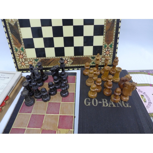 442 - Chess set and board and various boards for vintage games (a lot)