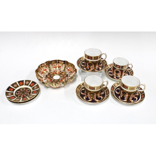 152 - Royal Crown Derby Imari pattern 1128 coffee cans and saucers and an Imari 2826 dish (11)