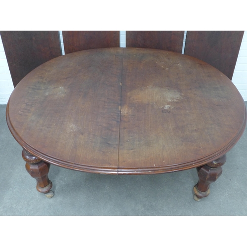 240 - Victorian mahogany extending dining table, with four extra leaves, standing on four facet bulbous le... 